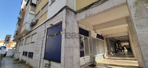 Loja com 66m2 na Venteira junto Igreja