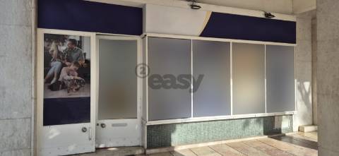 Loja com 66m2 na Venteira junto Igreja