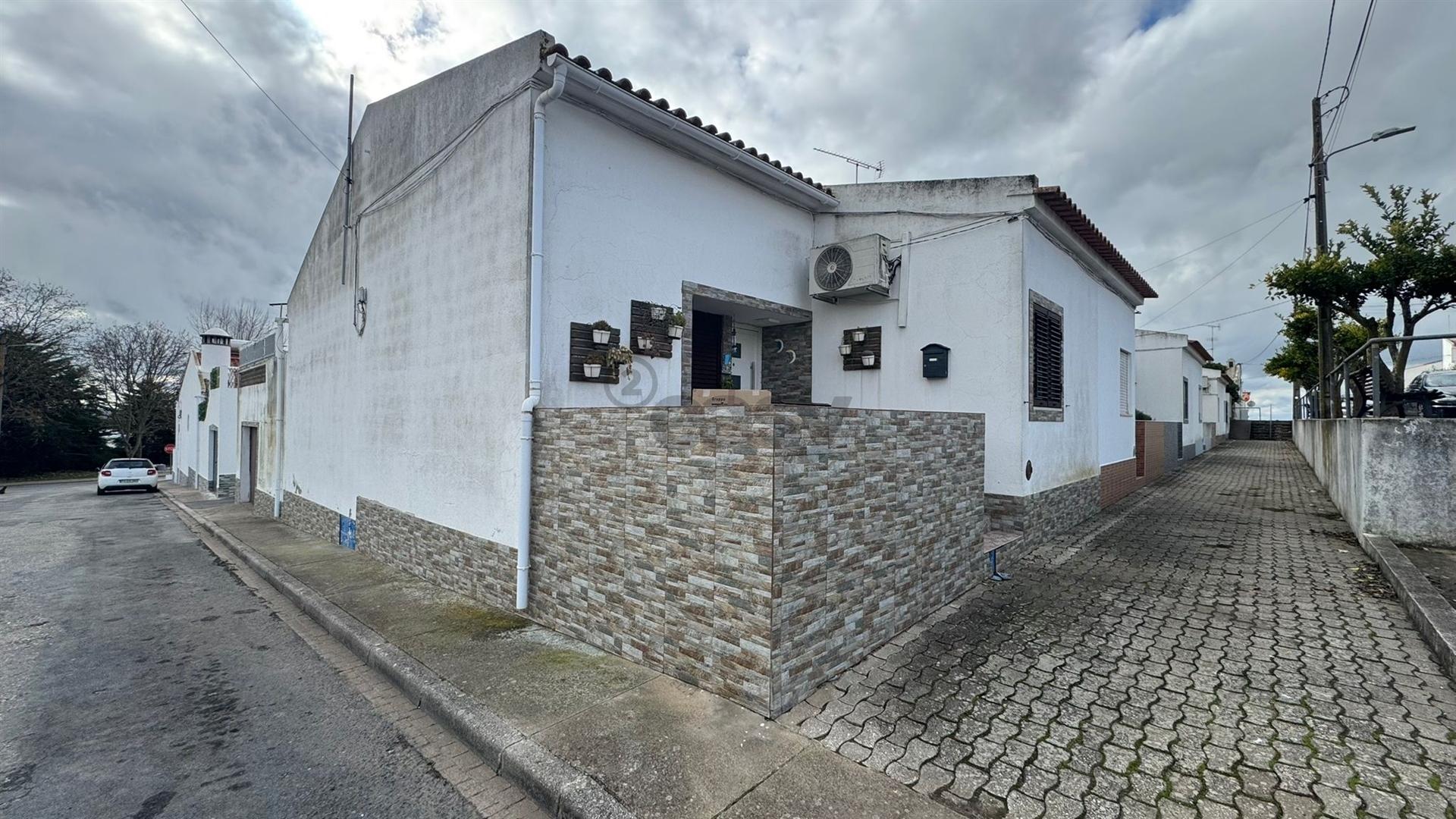 Moradia T2 com logradouro, anexo, terraço e garagem, Castro Verde