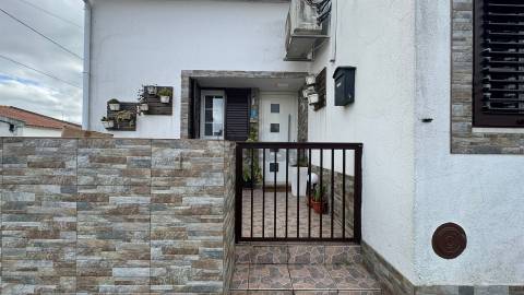 Moradia T2 com logradouro, anexo, terraço e garagem, Castro Verde