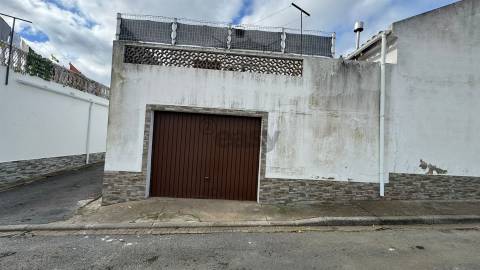 Moradia T2 com logradouro, anexo, terraço e garagem, Castro Verde