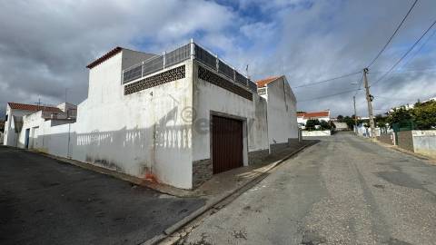 Moradia T2 com logradouro, anexo, terraço e garagem, Castro Verde