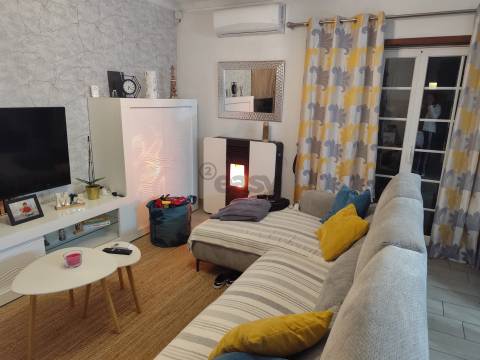 Moradia T2 com logradouro, anexo, terraço e garagem, Castro Verde