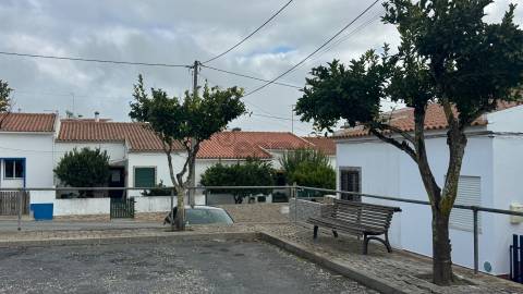 Moradia T2 com logradouro, anexo, terraço e garagem, Castro Verde