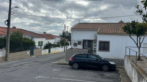 Moradia T2 com logradouro, anexo, terraço e garagem, Castro Verde