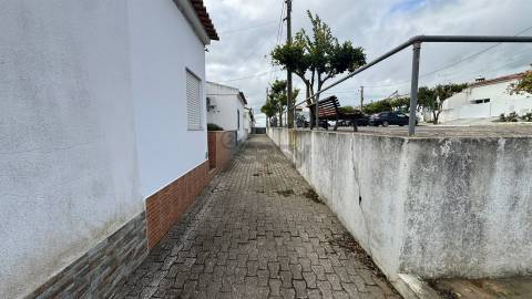 Moradia T2 com logradouro, anexo, terraço e garagem, Castro Verde
