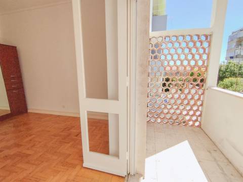 T2 na Graça arrendado por 825€/mes por mais 1 ano