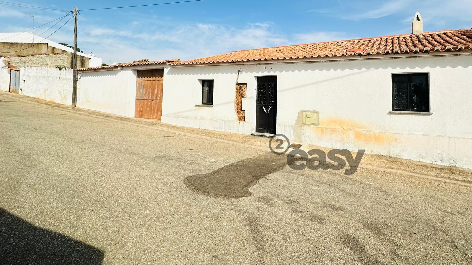 Moradia T2 para restaurar com amplo terreno em Marmelar - Vidigueira