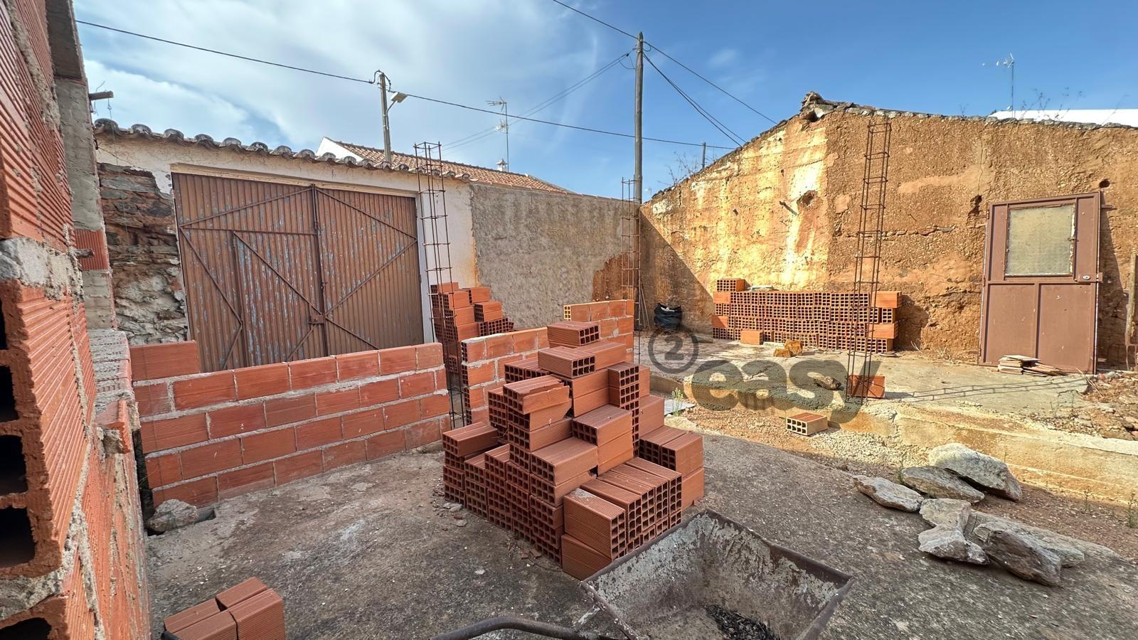 Moradia T2 para restaurar com amplo terreno em Marmelar - Vidigueira