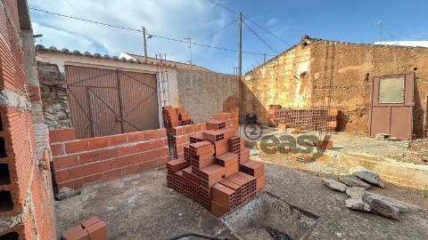 Moradia T2 para restaurar com amplo terreno em Marmelar - Vidigueira