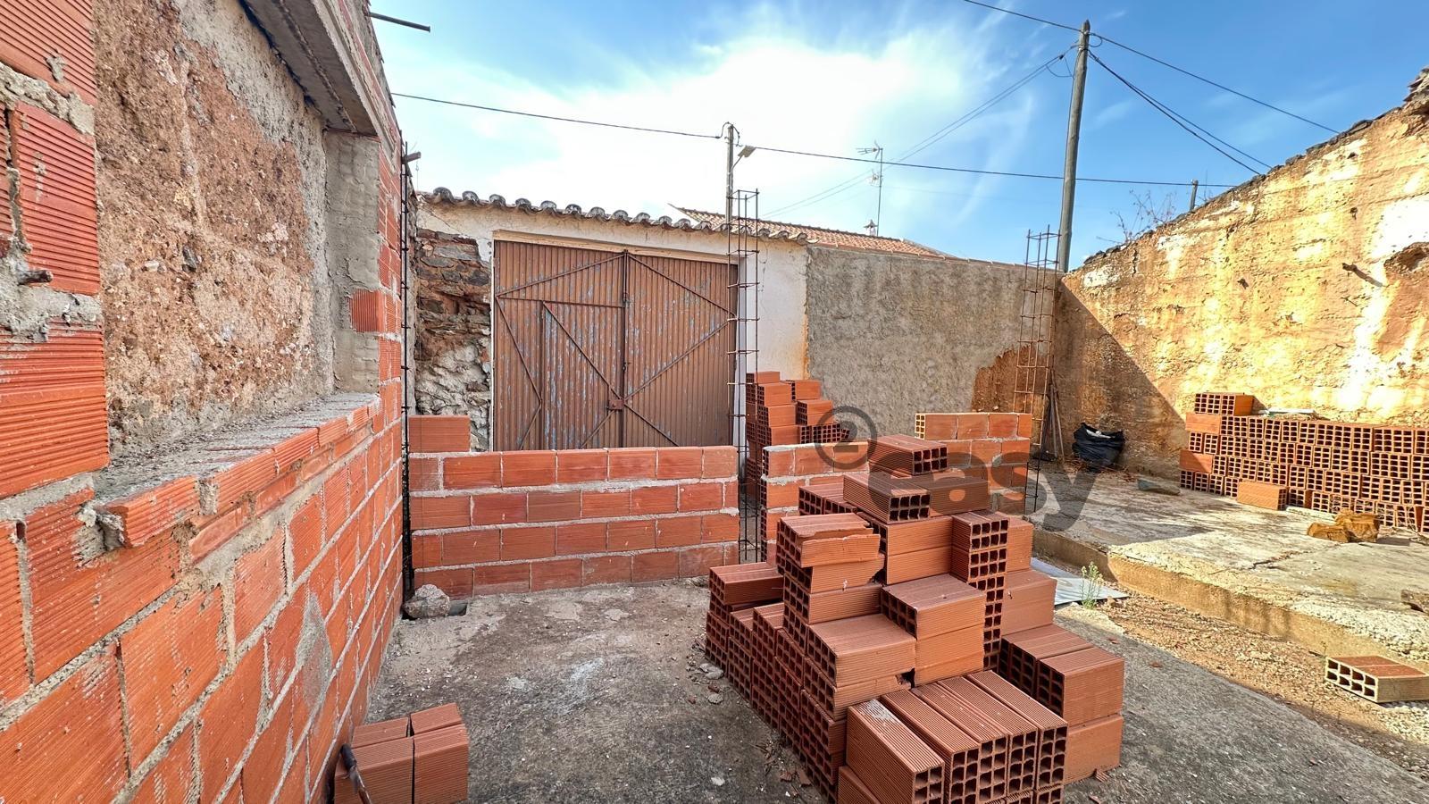 Moradia T2 para restaurar com amplo terreno em Marmelar - Vidigueira