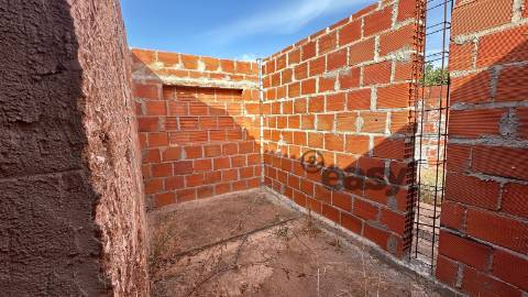 Moradia T2 para restaurar com amplo terreno em Marmelar - Vidigueira