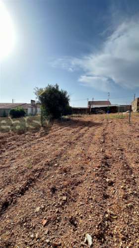 Moradia T2 para restaurar com amplo terreno em Marmelar - Vidigueira