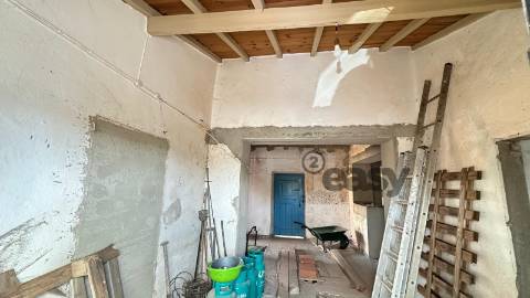 Moradia T2 para restaurar com amplo terreno em Marmelar - Vidigueira