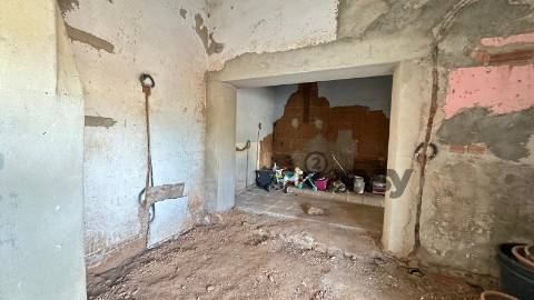 Moradia T2 para restaurar com amplo terreno em Marmelar - Vidigueira