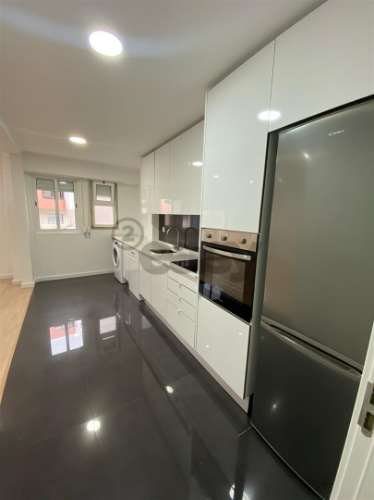 Oportunidade T2 Remodelado São Brás Oferta da Escritura