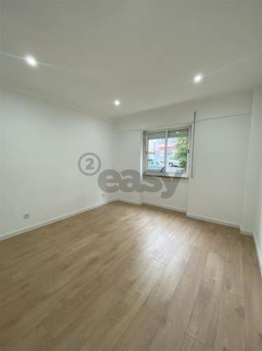 Oportunidade T2 Remodelado São Brás Oferta da Escritura