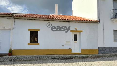 Moradia T2+2 remodelada com quintal no centro de Portel 127.500€