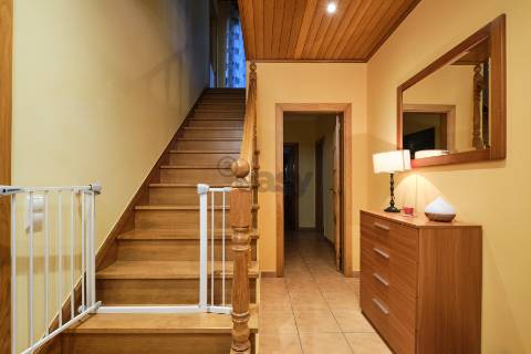 Moradia T4 de 3 pisos com garagem para 3 carros, piscina, painéis solares e tecnologia inteligente