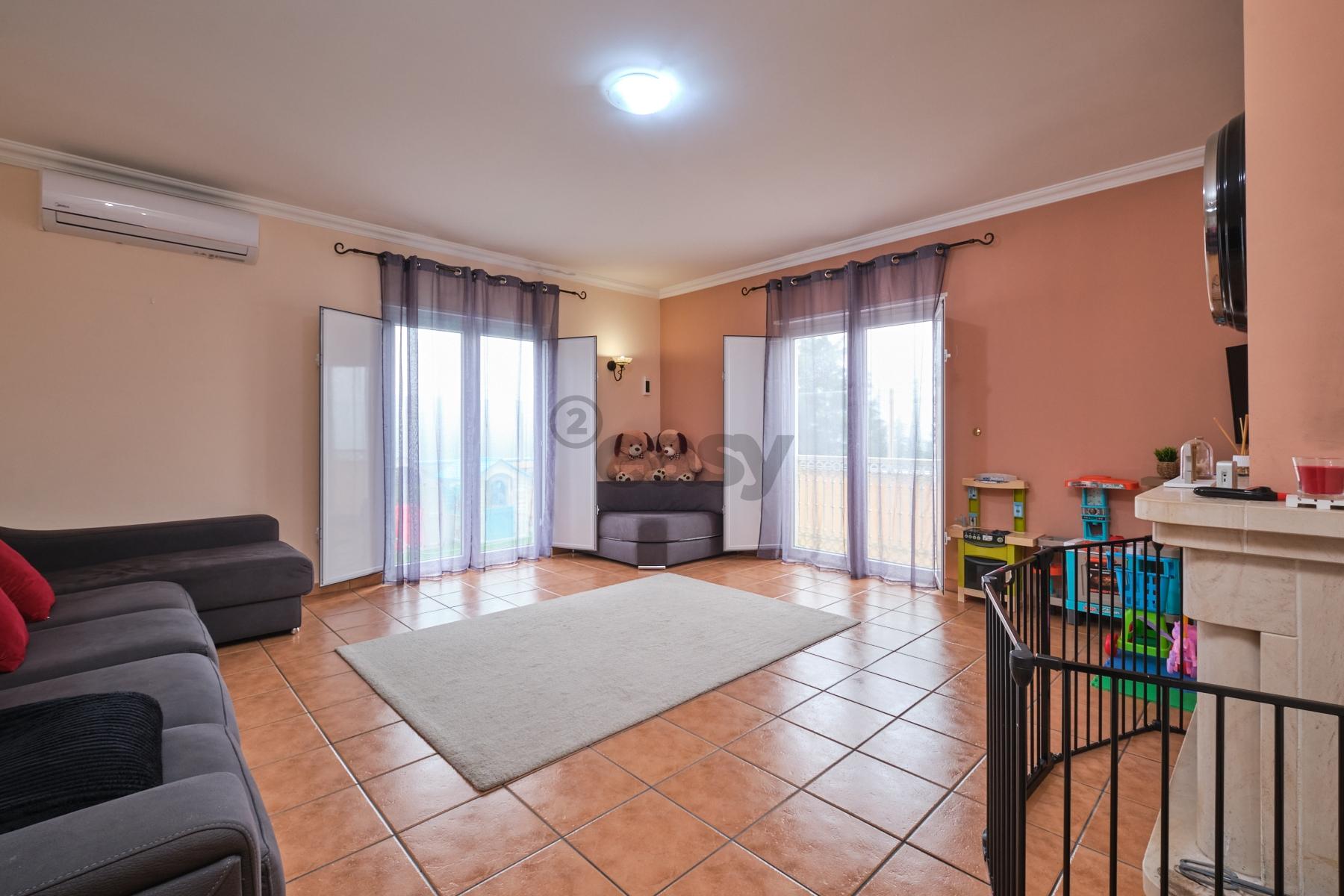 Moradia T4 de 3 pisos com garagem para 3 carros, piscina, painéis solares e tecnologia inteligente