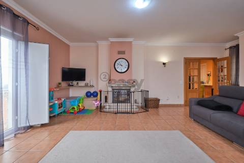 Moradia T4 de 3 pisos com garagem para 3 carros, piscina, painéis solares e tecnologia inteligente