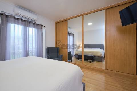 Moradia T4 de 3 pisos com garagem para 3 carros, piscina, painéis solares e tecnologia inteligente