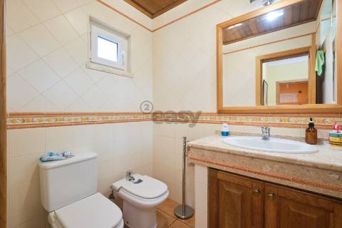 Moradia T4 de 3 pisos com garagem para 3 carros, piscina, painéis solares e tecnologia inteligente