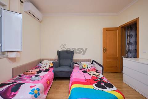 Moradia T4 de 3 pisos com garagem para 3 carros, piscina, painéis solares e tecnologia inteligente