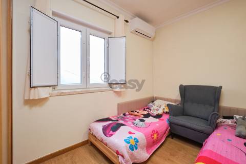 Moradia T4 de 3 pisos com garagem para 3 carros, piscina, painéis solares e tecnologia inteligente