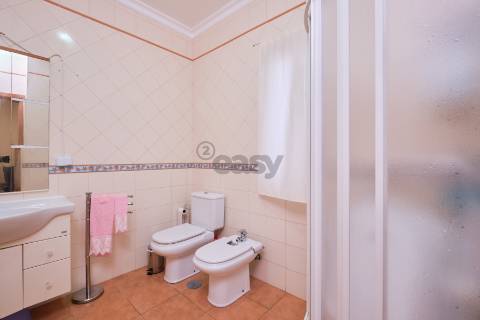 Moradia T4 de 3 pisos com garagem para 3 carros, piscina, painéis solares e tecnologia inteligente