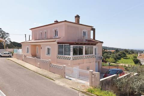 Moradia T4 de 3 pisos com garagem para 3 carros, piscina, painéis solares e tecnologia inteligente