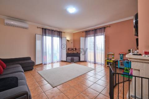 Moradia T4 de 3 pisos com garagem para 3 carros, piscina, painéis solares e tecnologia inteligente