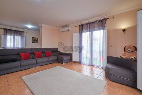 Moradia T4 de 3 pisos com garagem para 3 carros, piscina, painéis solares e tecnologia inteligente