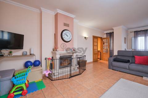 Moradia T4 de 3 pisos com garagem para 3 carros, piscina, painéis solares e tecnologia inteligente