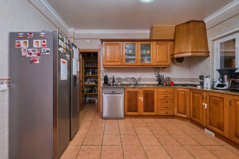 Moradia T4 de 3 pisos com garagem para 3 carros, piscina, painéis solares e tecnologia inteligente