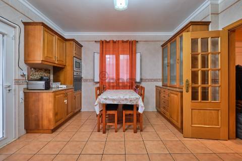 Moradia T4 de 3 pisos com garagem para 3 carros, piscina, painéis solares e tecnologia inteligente