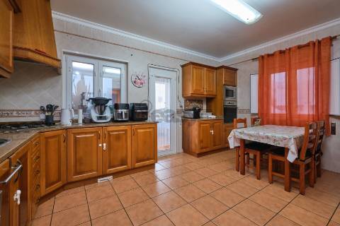 Moradia T4 de 3 pisos com garagem para 3 carros, piscina, painéis solares e tecnologia inteligente