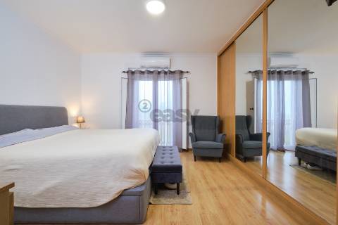 Moradia T4 de 3 pisos com garagem para 3 carros, piscina, painéis solares e tecnologia inteligente