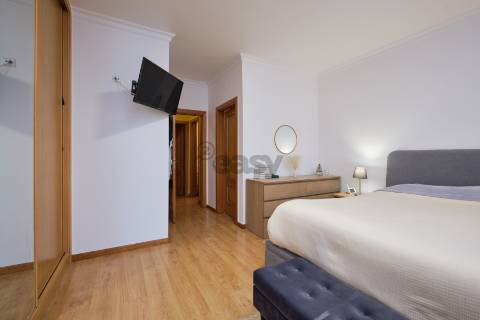 Moradia T4 de 3 pisos com garagem para 3 carros, piscina, painéis solares e tecnologia inteligente