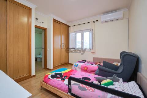 Moradia T4 de 3 pisos com garagem para 3 carros, piscina, painéis solares e tecnologia inteligente