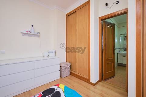 Moradia T4 de 3 pisos com garagem para 3 carros, piscina, painéis solares e tecnologia inteligente