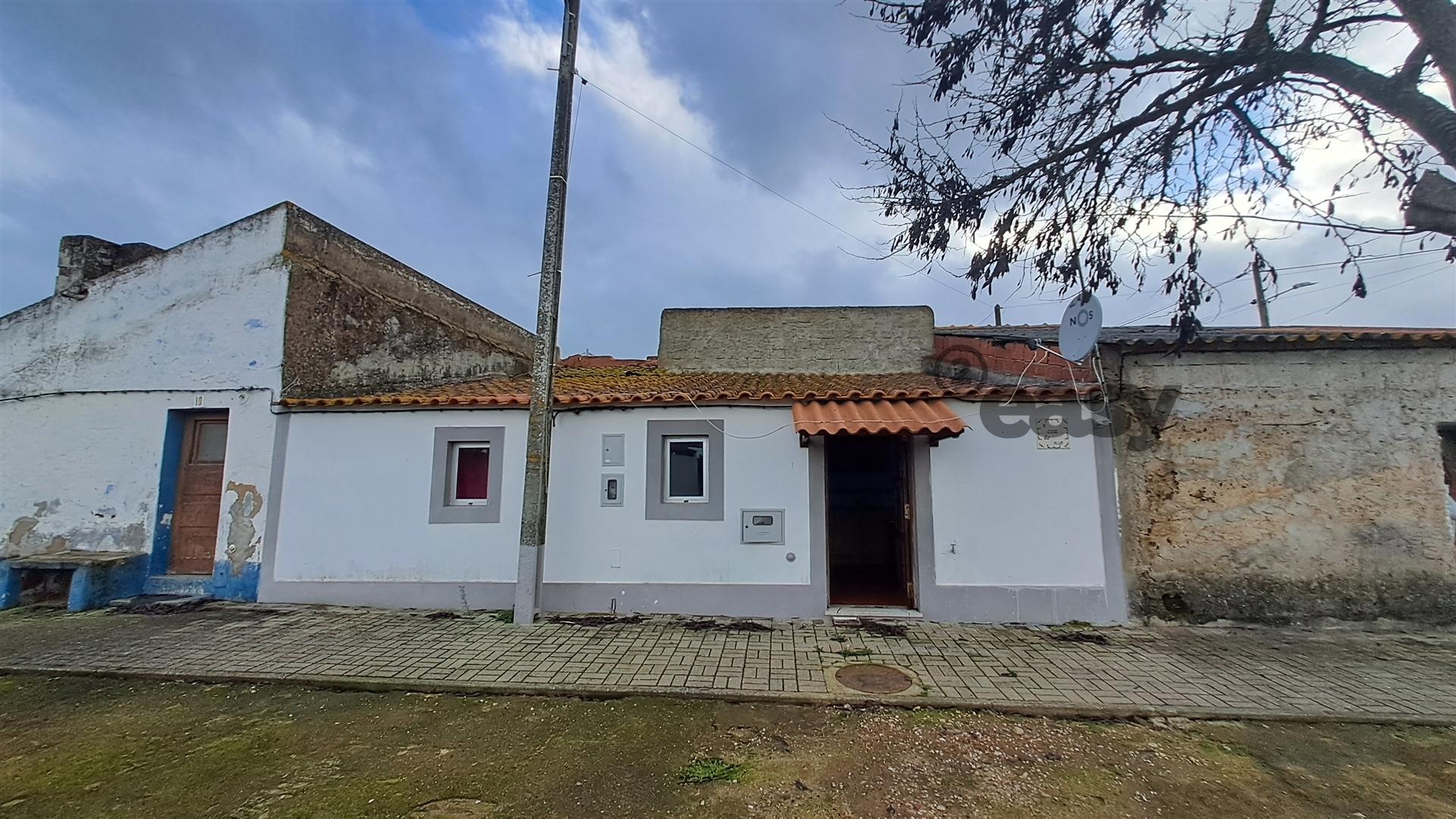 Moradia T1 + 1, Mobilada, Equipada e Terreno