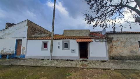 Moradia T1 + 1, Mobilada, Equipada e Terreno