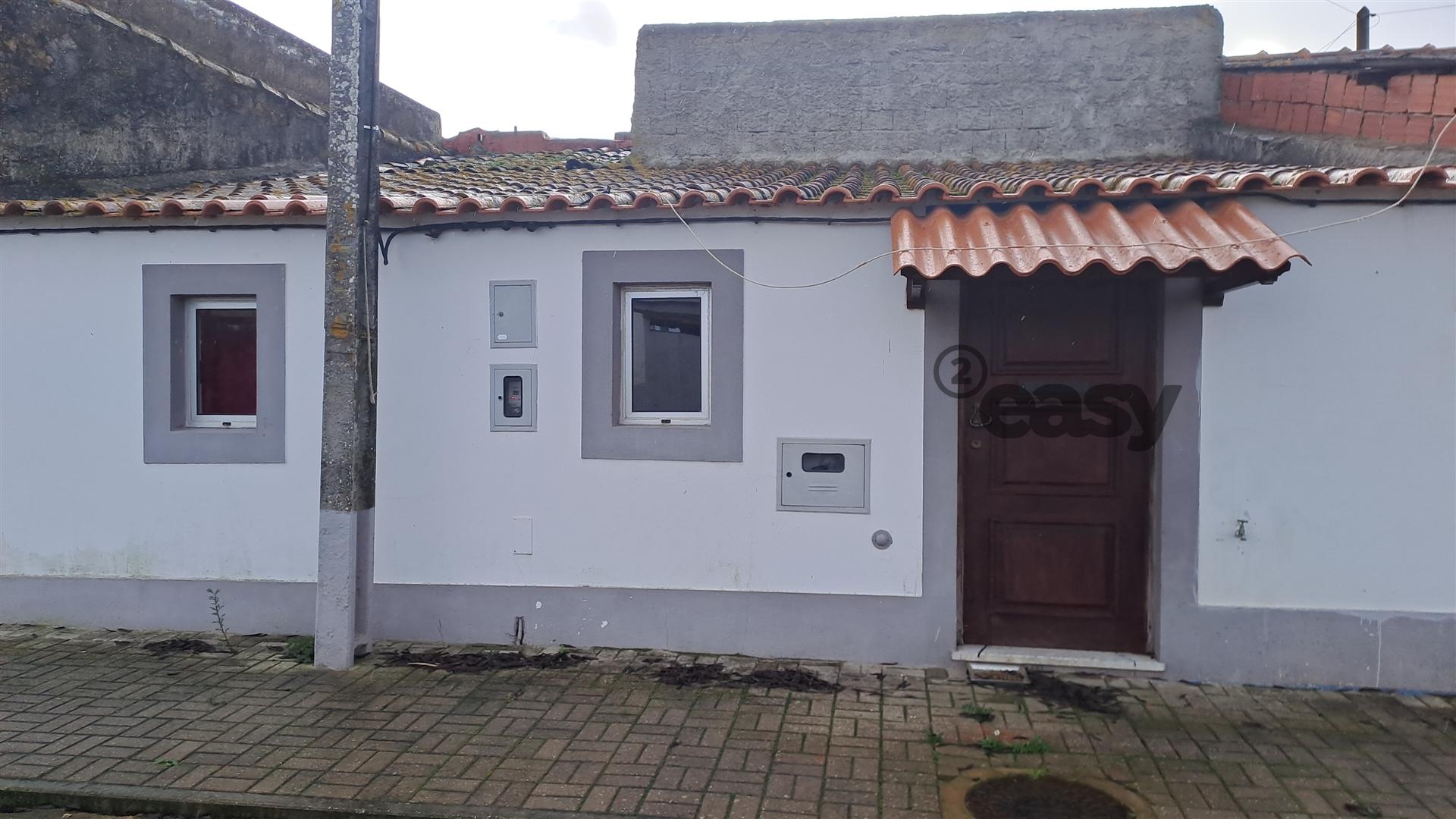 Moradia T1 + 1, Mobilada, Equipada e Terreno