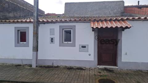 Moradia T1 + 1, Mobilada, Equipada e Terreno