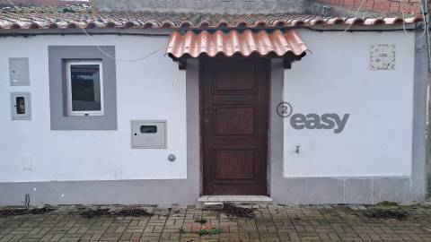 Moradia T1 + 1, Mobilada, Equipada e Terreno