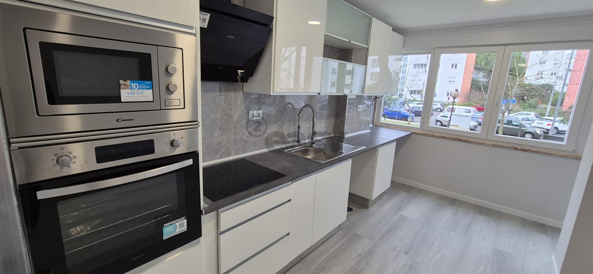 T2 em Oeiras com 2wcs e arrecadação