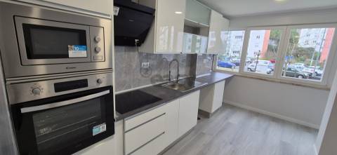 T2 em Oeiras com 2wcs e arrecadação