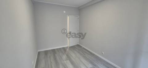 T2 em Oeiras com 2wcs e arrecadação