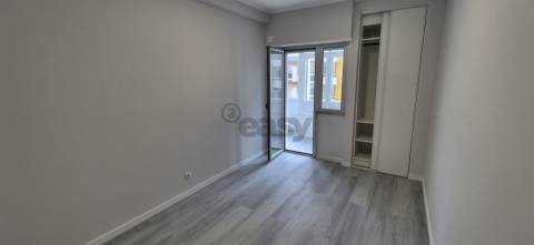 T2 em Oeiras com 2wcs e arrecadação